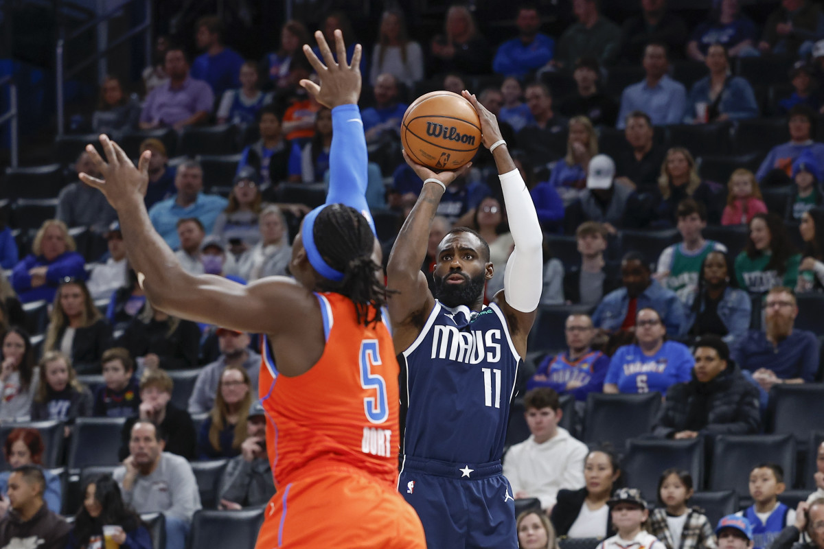Mavs' Tim Hardaway Jr. shoots a jumpshot over Thunder's Luguentz Dort.